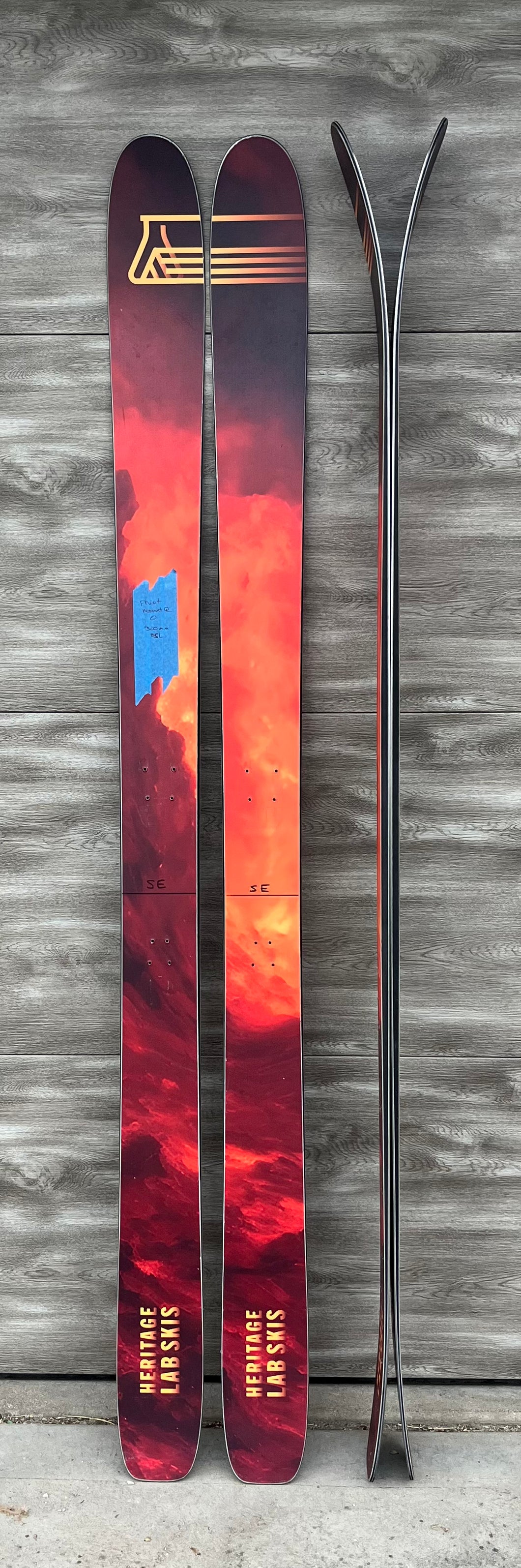 x Outlet Skis