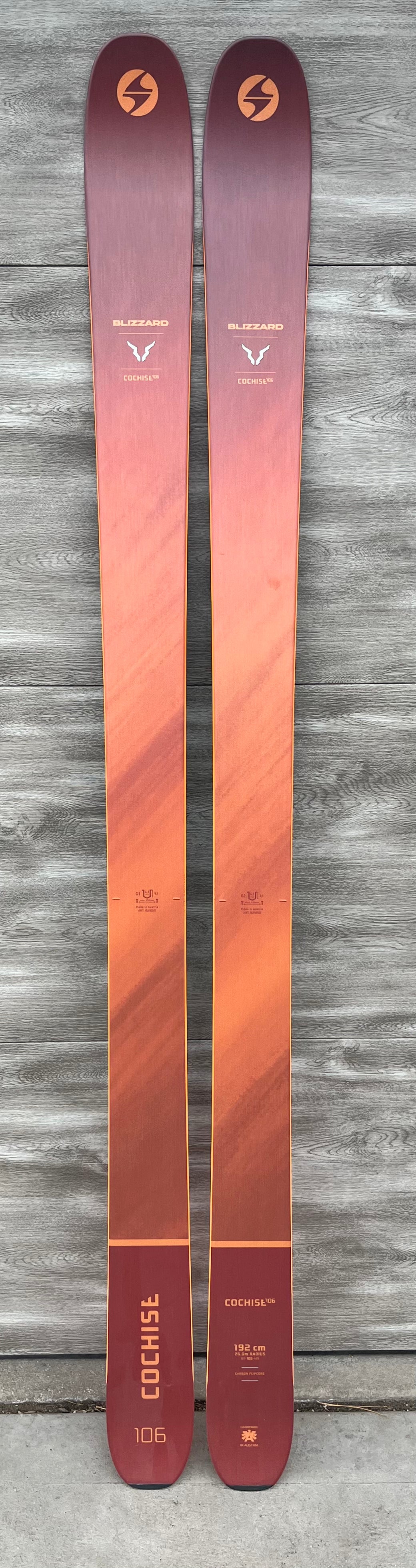 x Outlet Skis