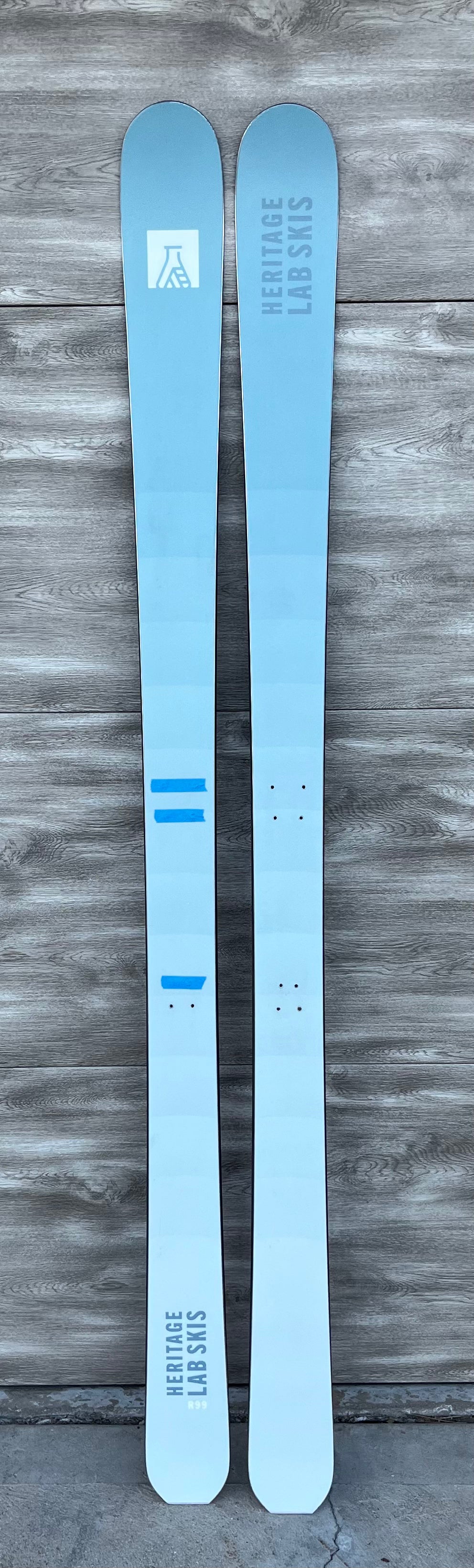 x Outlet Skis