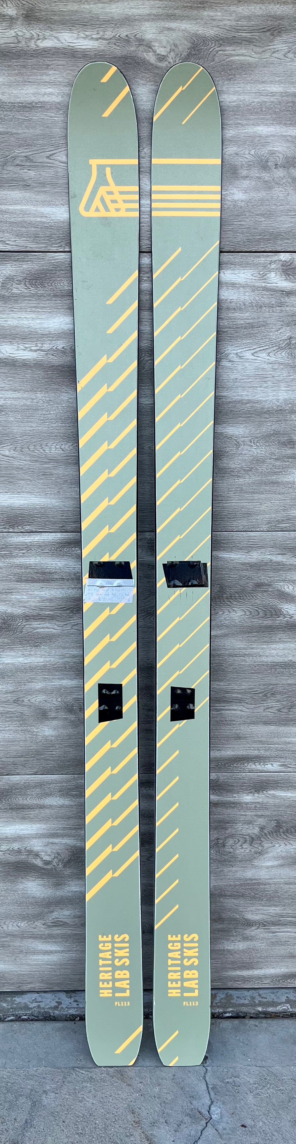 x Outlet Skis