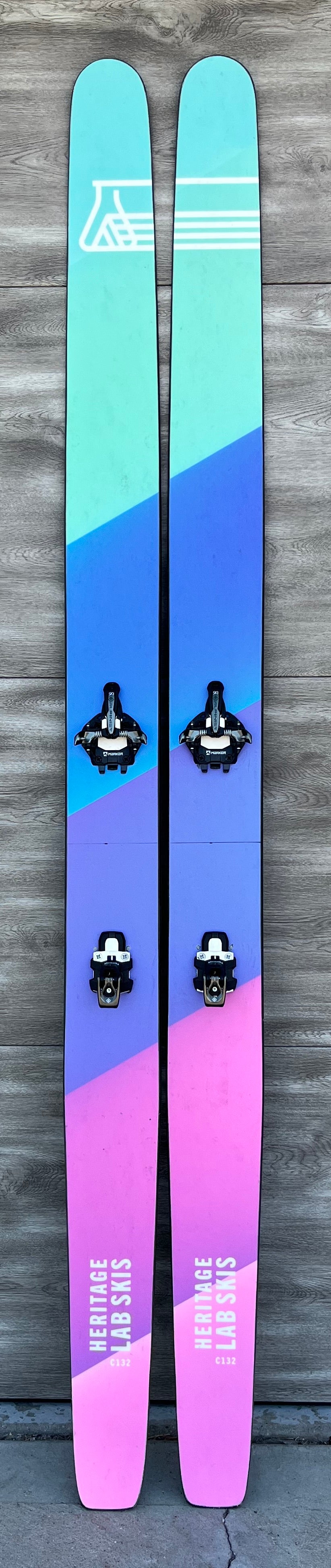 x Outlet Skis